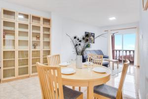 een eetkamer en een woonkamer met een tafel en stoelen bij Three bedroom apartment ii near Sc in Bocacangrejo