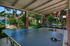 Tennistä tai squashia majoituspaikan Villaggio Maistro alueella tai lähistöllä