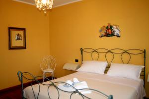 - une chambre avec un lit aux murs jaunes dans l'établissement La Robinera, à Magnano
