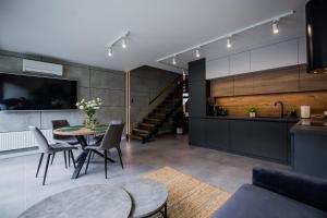 kuchnia i jadalnia ze stołem i krzesłami w obiekcie ApartView Plażowa Residence Szczyrk by Rent like home w Szczyrku