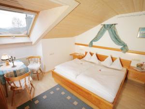 Postel nebo postele na pokoji v ubytování Haus Gehmacher-Maier - Chiemgau Karte