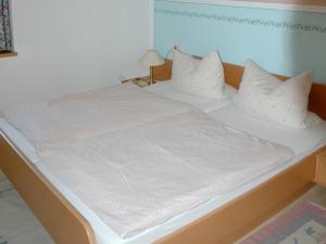 Postel nebo postele na pokoji v ubytování Haus Gehmacher-Maier - Chiemgau Karte