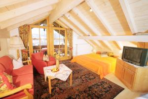 Postel nebo postele na pokoji v ubytování Haus Gehmacher-Maier - Chiemgau Karte