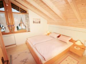 Postel nebo postele na pokoji v ubytování Haus Gehmacher-Maier - Chiemgau Karte