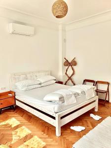 1 dormitorio con 1 cama blanca en una habitación en Апартамент BOHO CHIC Free parking en Varna