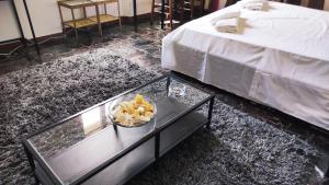 Habitación con cama y mesa con un bol de fruta en Urban central Florence, en Florencia