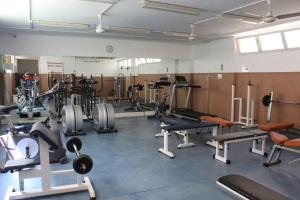 - une salle de sport avec des tapis de course et des machines dans l'établissement Javea Holydays, à Jávea