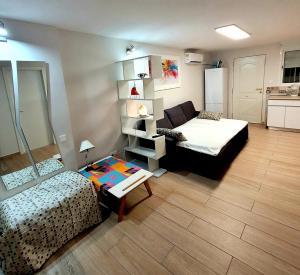 Habitación pequeña con cama y sofá en Playa de San Juan ALICANTE, en Alicante