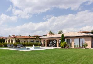 Zahrada ubytování Luxury 4-bedroom Villa in Black Sea Rama Resort by Flat Mаnager
