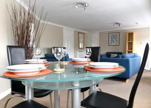 ein Esszimmer mit einem blauen Tisch und Stühlen in der Unterkunft Fabulous stylish flat in Merchant City & Free Secure Parking in Glasgow