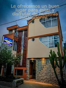un edificio con una señal delante de él en Hospedaje Familiar B&B Virma, en Huancayo