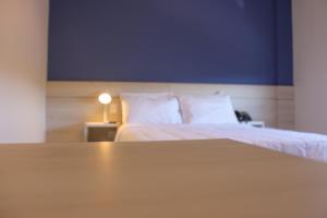 En eller flere senge i et værelse på Nova Hotel