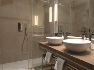 A bathroom at Parador de Plasencia