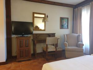 A television and/or entertainment centre at Parador de Plasencia