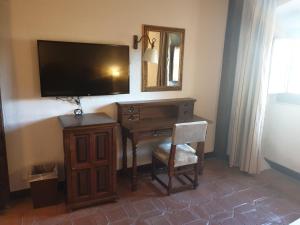A television and/or entertainment centre at Parador de Plasencia