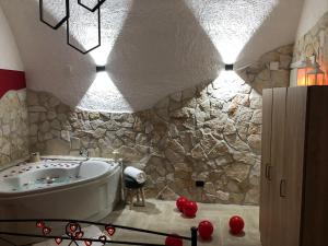 bagno con vasca e parete in pietra di La Pietra a Bari