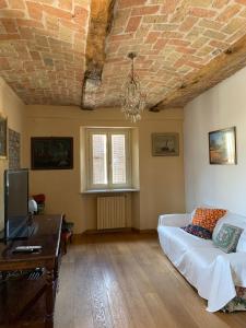 a living room with a brick ceiling and a couch at Tenuta Fagnanetto in Santo Stefano Belbo