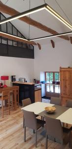 Saint-Étienne-LardeyrolにあるLa Framboisineのテーブルと椅子とキッチンのある部屋