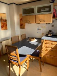 a kitchen with a table and two chairs and a counter at Andrea's Ferienwohnung in Brietlingen