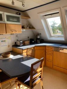 a kitchen with a table with chairs and a window at Andrea's Ferienwohnung in Brietlingen