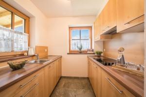 A kitchen or kitchenette at Thaler-hof Ferienhaus Fichtnhittl