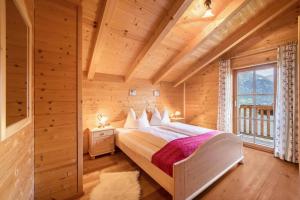 A bed or beds in a room at Thaler-hof Ferienhaus Fichtnhittl