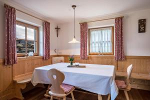 A seating area at Thaler-hof Ferienhaus Fichtnhittl