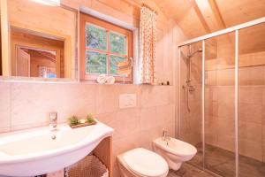 A bathroom at Thaler-hof Ferienhaus Fichtnhittl