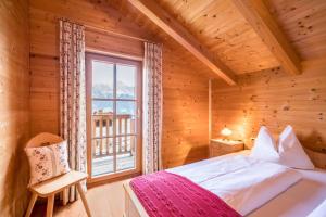 A bed or beds in a room at Thaler-hof Ferienhaus Fichtnhittl