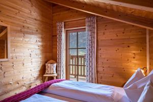 A bed or beds in a room at Thaler-hof Ferienhaus Fichtnhittl