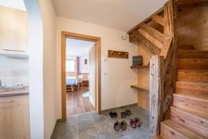 A kitchen or kitchenette at Thaler-hof Ferienhaus Fichtnhittl