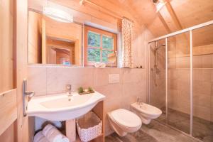 A bathroom at Thaler-hof Ferienhaus Fichtnhittl