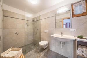 A bathroom at Thaler-hof Ferienhaus Fichtnhittl