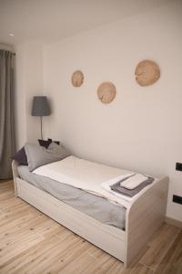 - une chambre dotée d'un lit avec trois plaques murales dans l'établissement Alloggio Casa Talvena XL, à Longarone