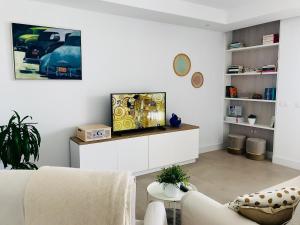 Televízia a/alebo spoločenská miestnosť v ubytovaní SeaTorrox