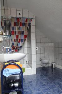 Bathroom sa Gasthof & Pension "Schwarzer Adler"