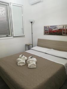 a bedroom with a bed with towels on it at Villa DiMari in Santa Maria Del Focallo