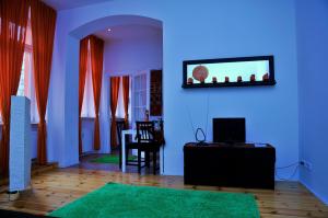een woonkamer met blauwe muren en een tafel met een laptop bij Berlin Apartments Mitte in Berlijn