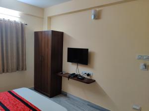 TV a/nebo společenská místnost v ubytování Sanjiva Suites