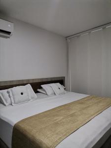 Cama ou camas em um quarto em Berilo Deluxe Apartahotel