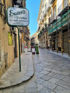 una calle con un cartel en el lateral de un edificio en Cómo en casa, en Palermo