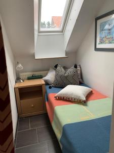 ein kleines Zimmer mit 2 Betten und einem Fenster in der Unterkunft Ferienwohnung Eschendorf in Rheine