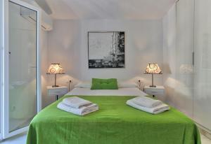 A bed or beds in a room at Nice and spacius villa near Fuengi Még 18 kép