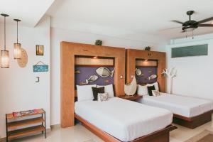 two beds in a room with two beds sidx sidx sidx at Condominio Girasol OceanView in Cancún +120 photos