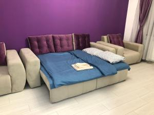 un salon avec un canapé et un lit dans l'établissement Apartament - Drumul Taberei Parc Residence, à Bucarest