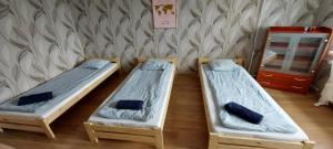 Łóżko lub łóżka w pokoju w obiekcie Nad Morzem