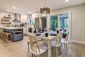Dapur atau dapur kecil di Lake and Pool Access Home Near Tobyhanna State Park