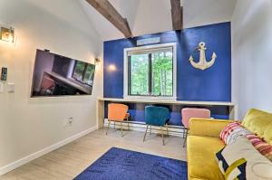 Televisyen dan/atau pusat hiburan di Lake and Pool Access Home Near Tobyhanna State Park