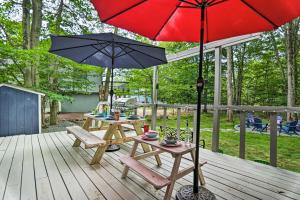 Taman di luar Lake and Pool Access Home Near Tobyhanna State Park