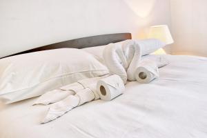 a pile of towels sitting on top of a bed at Sant Antnin in Sliema